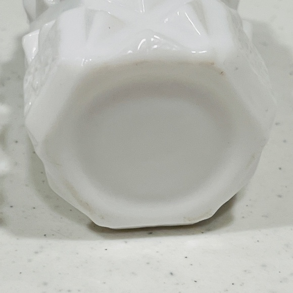 VINTAGE WESTMORELAND MILK GLASS OLD QUILT SALT & PEPPER SHAKERS SET - Picture 5 of 6